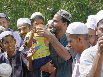 Tsunami survivors in the Sri Lankan town of Kattankudi gather at the Mohideen Jumaah Masjid mosque